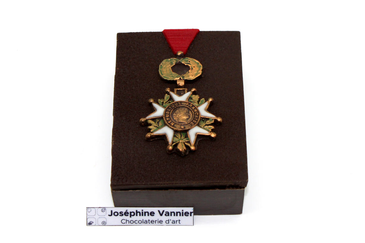 Boite médaille du mérite Garnie en chocolat – Joséphine Vannier